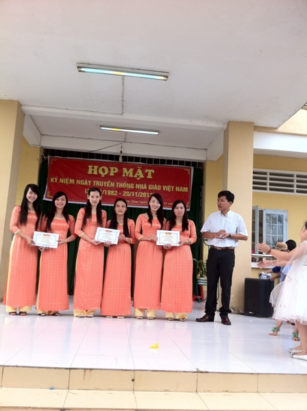 Ông Huỳnh Văn Tiền - Trưởng phòng Giáo dục phát thưởng cho các cô đạt giải cầu lông đôi nữ nhân ngày 20-11