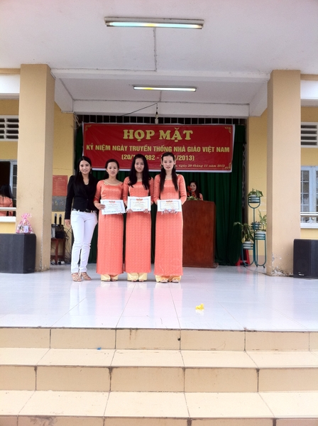 Chị Trần Hồng Lệ - Chủ cơ sở Tôm Cua giống Hồng Tuấn - Nhà tài trợ chính giải thi đấu cầu lông Phát thưởng cho các cô đạt giải cầu lông đơn nữ